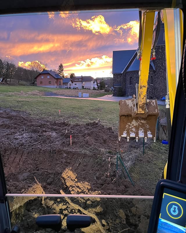Bagger im Einsatz bei Dämmerung